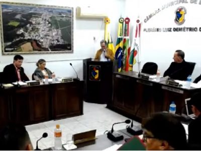 Em sessão da Câmara, prefeito volta a pedir aprovação de financiamento
