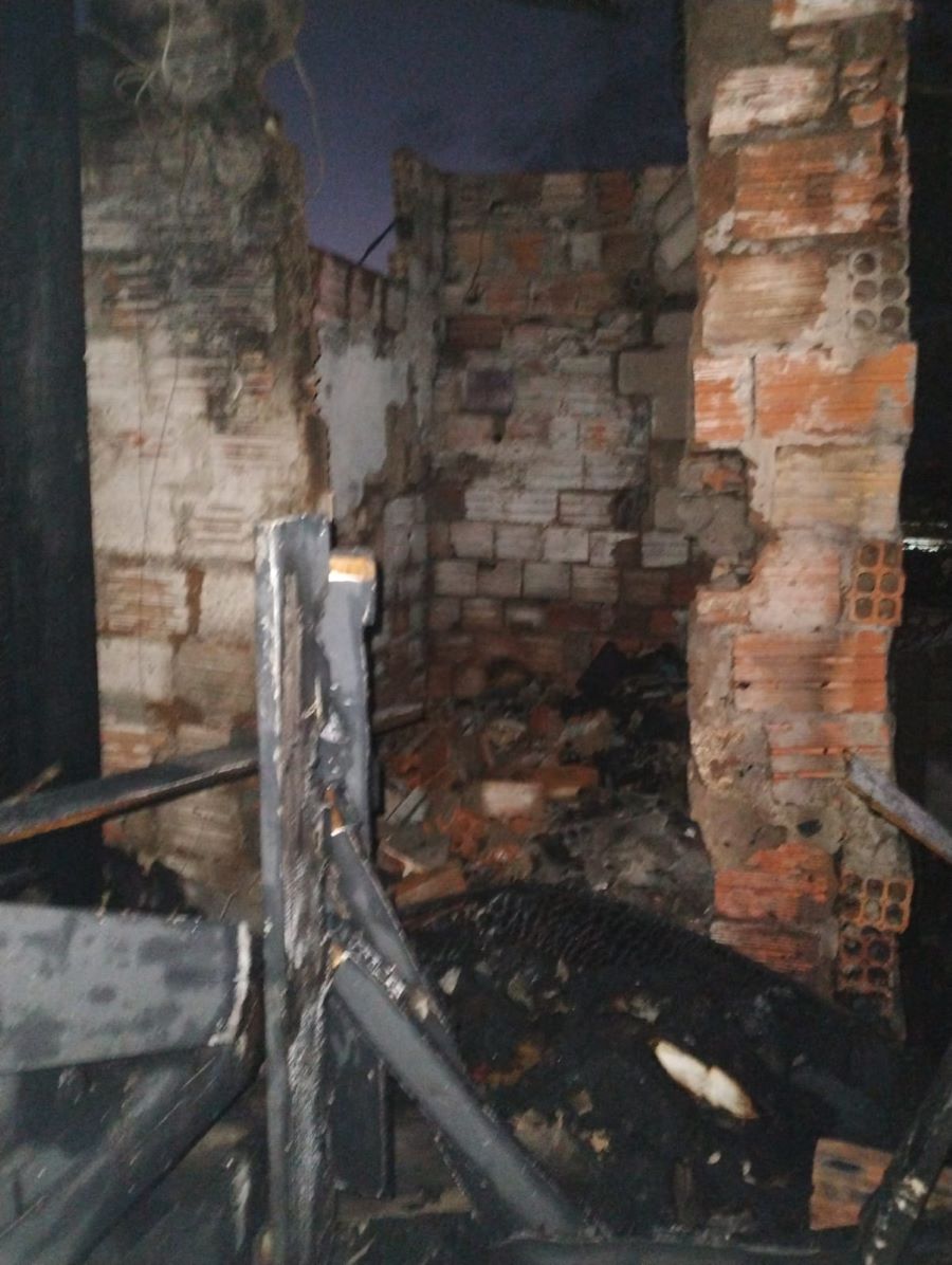 Incêndio destrói pequena residência, e deixa dois feridos no interior de Passo de Torres