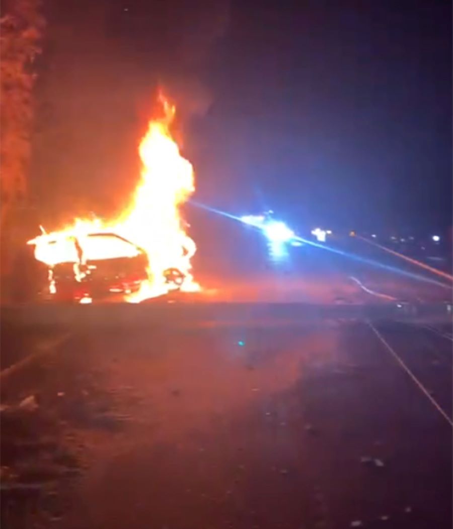 Veículo colide em poste e pega fogo durante a madrugada na Lagoa da Serra em Araranguá