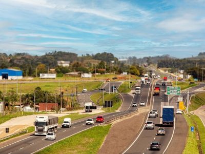 Movimento intenso: 600 mil veículos devem passar pela BR-101 Sul durante o feriadão