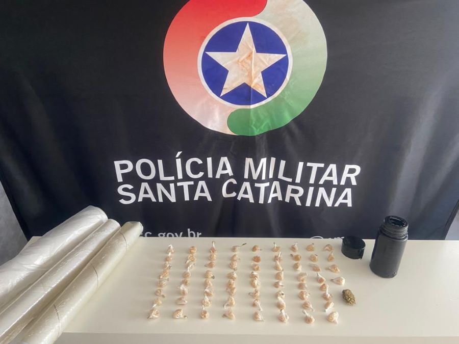 Polícia Militar prende acusado de tráfico, e aprende quase 70 pedras de crack em Passo de Torres