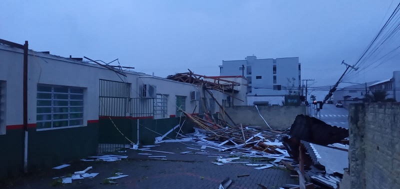 Vento e chuva forte deixam rastro de destruição em municípios do Extremo Sul (Fotos e vídeo)