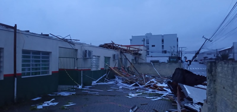 Escola de Sombrio, parcialmente destruída pelo vento, começa a ser reformada