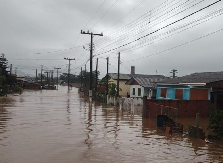 Enchente deixa comunidades isoladas em cidades da região