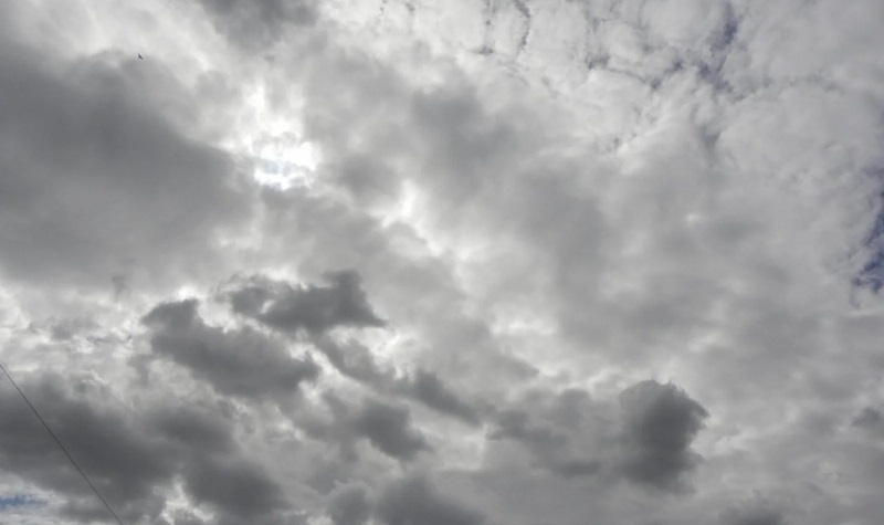Céu encoberto e clima abafado: confira a previsão do tempo para os próximos dias