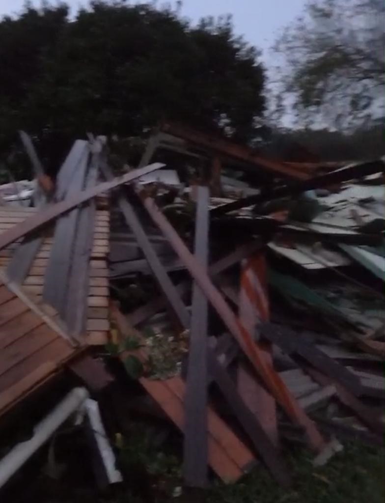 Tornado atinge Praia Grande, destrói uma casa inteira, destelha outras e derruba postes (VÍDEOS)