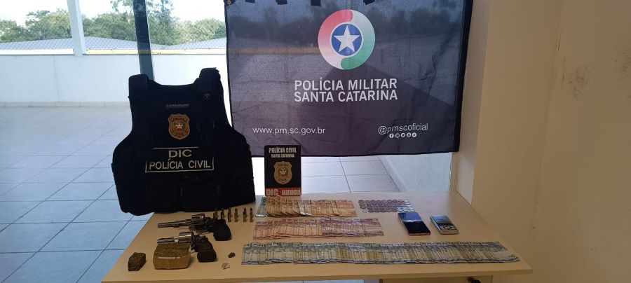 Cão Argo da PM encontra armas e drogas durante apoio à operação da ...