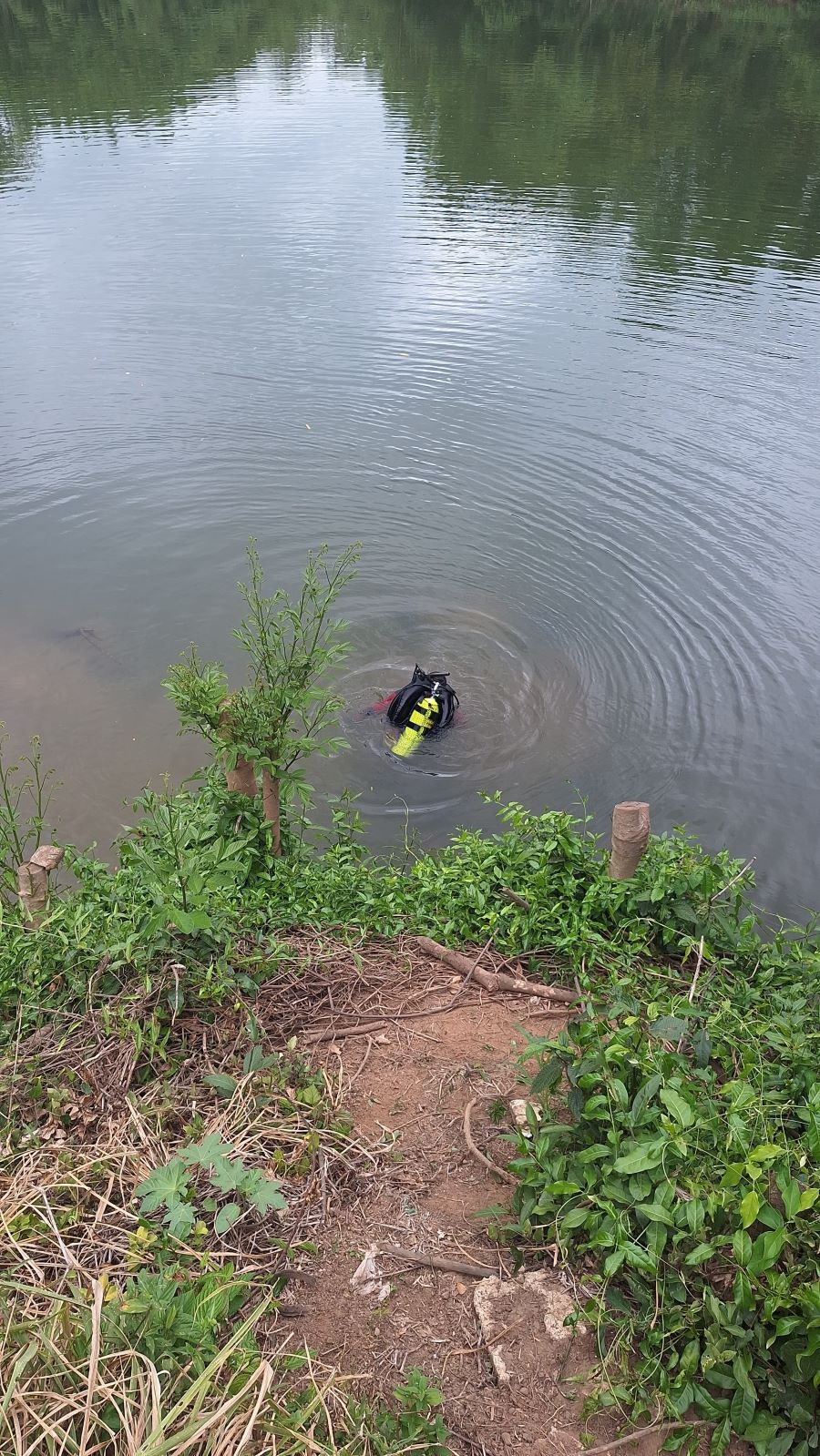 Veículo cai em rio e mata condutor afogado na Itoupava