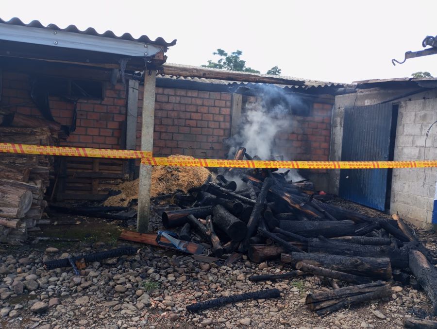 Incêndio provoca danos a aviário no interior de Meleiro