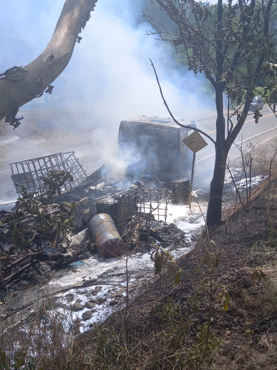 Incêndio destrói caminhão que transportava combustível em toneis no interior de Turvo
