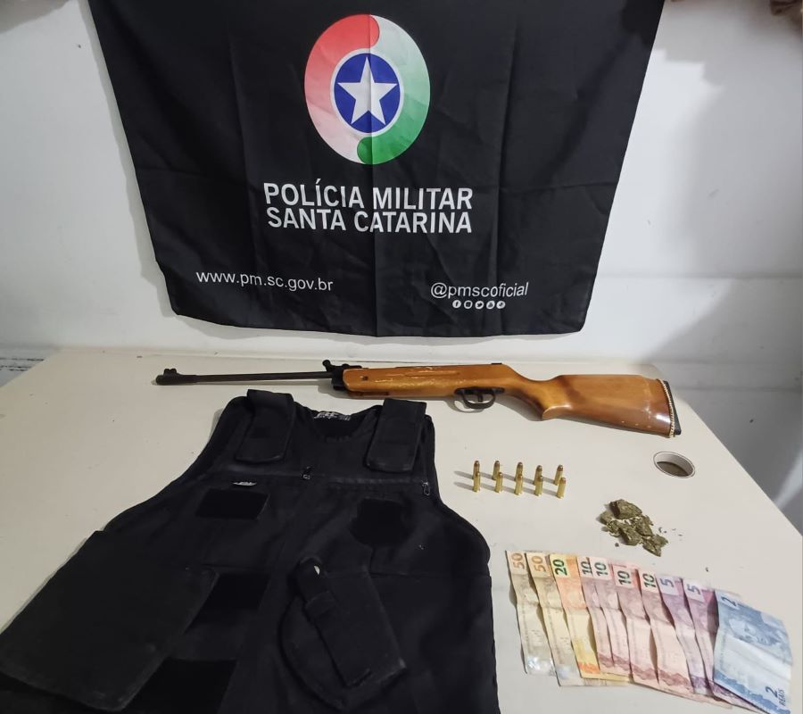 PM apreende arma e munição em Balneário Gaivota, e prende casal acusado de furto a cemitério em Sombrio