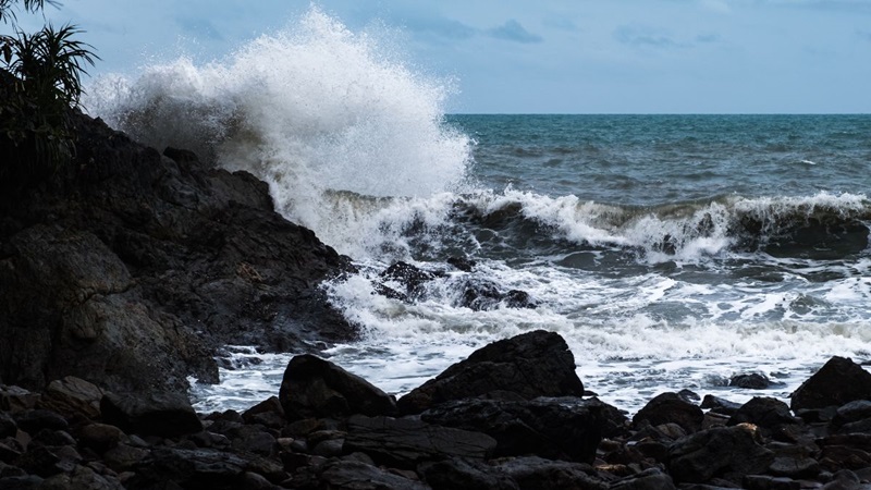 Tempo encoberto e mar agitado: confira a previsão do tempo