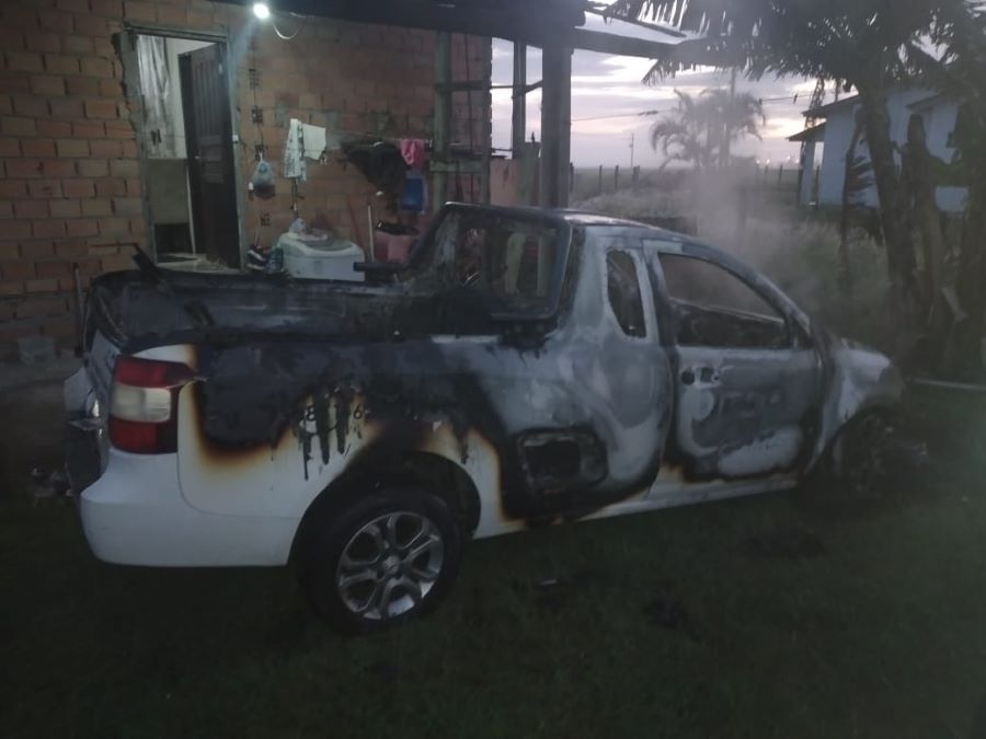 Incêndios danificam residência no Arroio do Silva e veículo em Araranguá