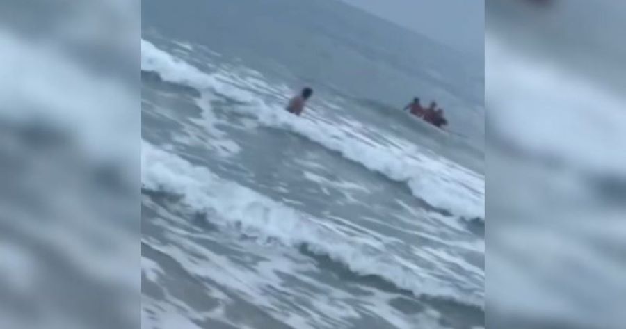 Banhista é salvo de afogamento por policiais militares de Araranguá na Praia do Rosa