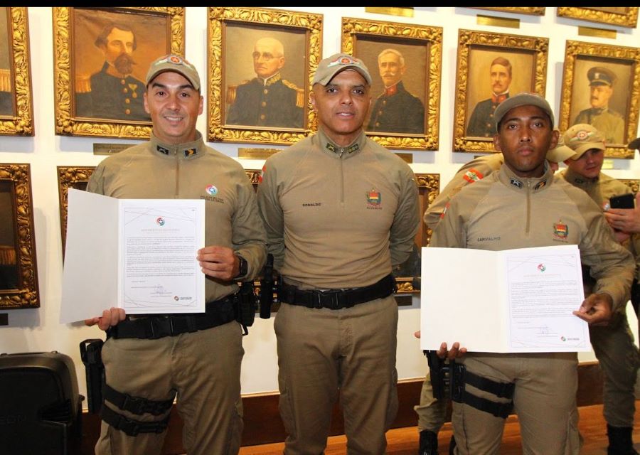Policiais do 19º BPM recebem elogio do comandante-geral da Polícia Militar de Santa Catarina