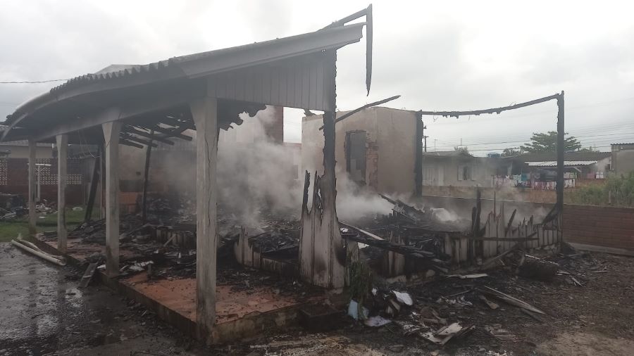 Casa de madeira é consumida por incêndio em Balneário Gaivota