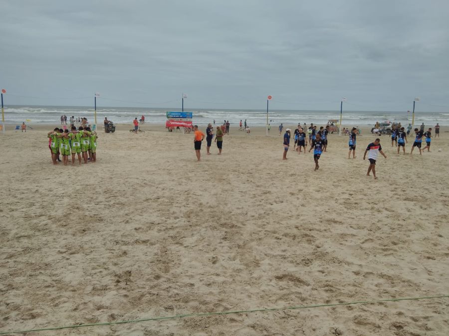 Ermo e Atlético Maracajá garantem vagas nas semifinais do suíço na areia do Sobre as Ondas