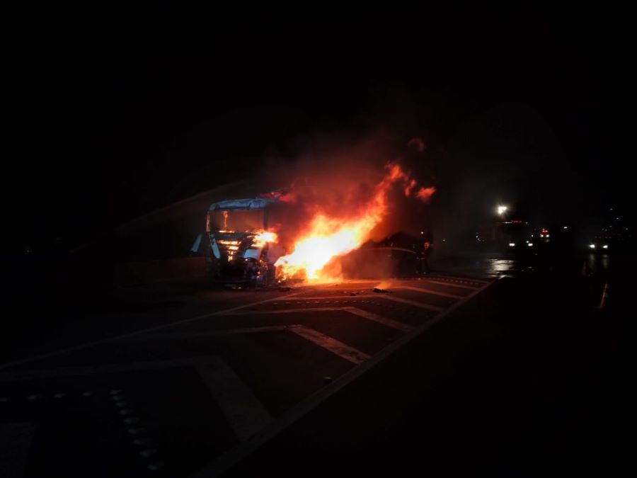 Incêndio destrói carreta cegonheira, e seis veículos novos em Araranguá