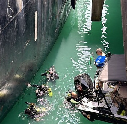 Mergulhadores encontram cocaína em casco de navio ancorado no porto de Imbituba