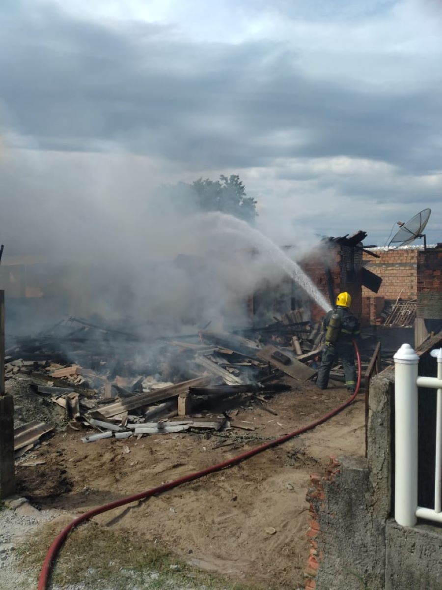 Incêndio consome residência no bairro Polícia Rodoviária em Araranguá
