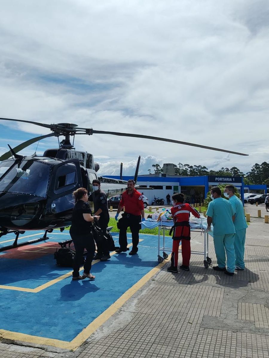 Serviço aeromédico transfere vítima de acidente de trânsito do hospital regional para Criciúma
