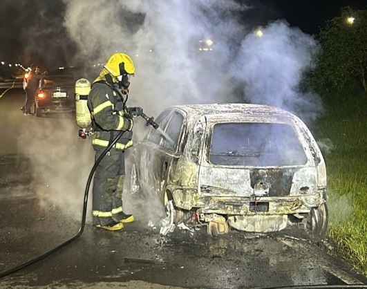 Carro pega fogo na marginal da BR-101 em Maracajá
