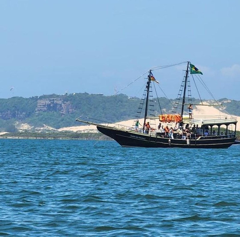 Turismo aquático de Araranguá recebe nova escuna com capacidade para 130 pessoas