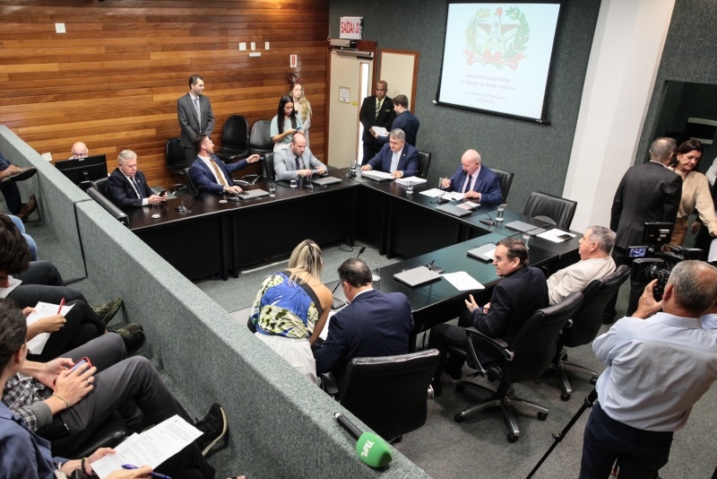 Fornecimento de medicamentos à base de canabidiol tem parecer favorável em comissão da Alesc