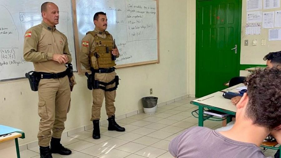 Polícia Militar reforça presença nas escolas em Balneário Arroio do Silva