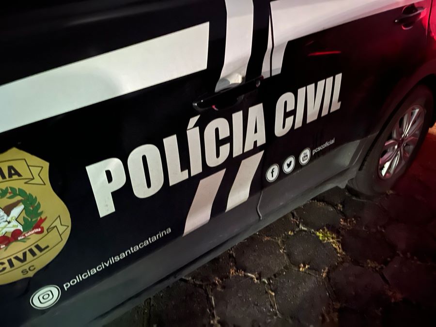 (AO VIVO) Coletiva das Polícias Civil e Militar com respeito à onda de furtos contra empresários do setor de transportes de Araranguá