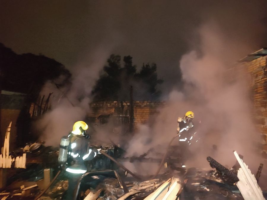 Incêndio destrói pequena casa de madeira na Urussanguinha