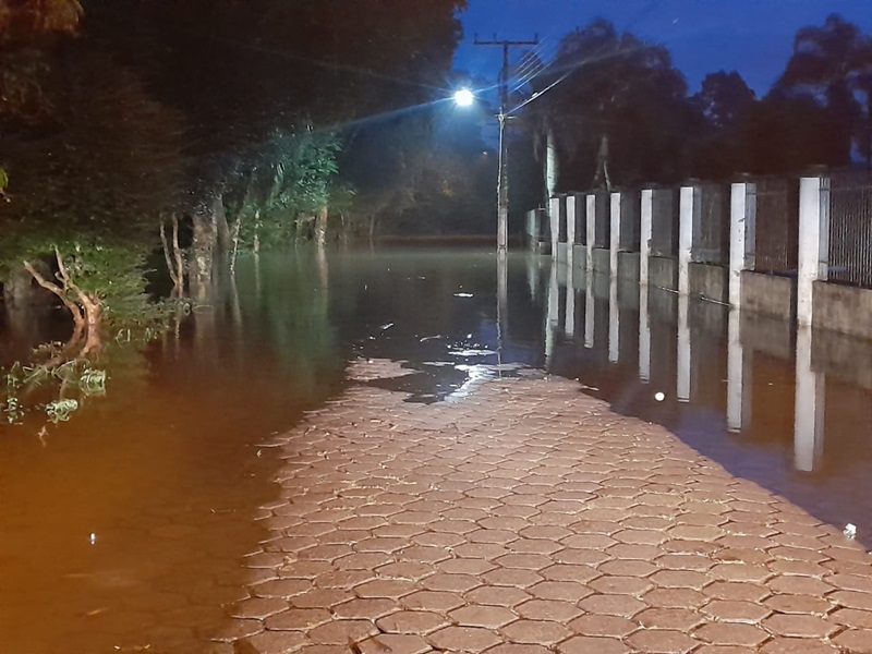 Diretor de trânsito orienta população sobre vias afetadas pelas fortes chuvas em Araranguá