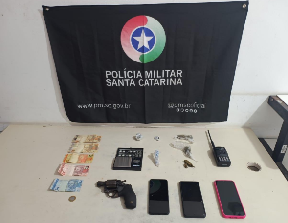 Polícia Militar prende casal e apreende armas e drogas em residência do bairro Coloninha