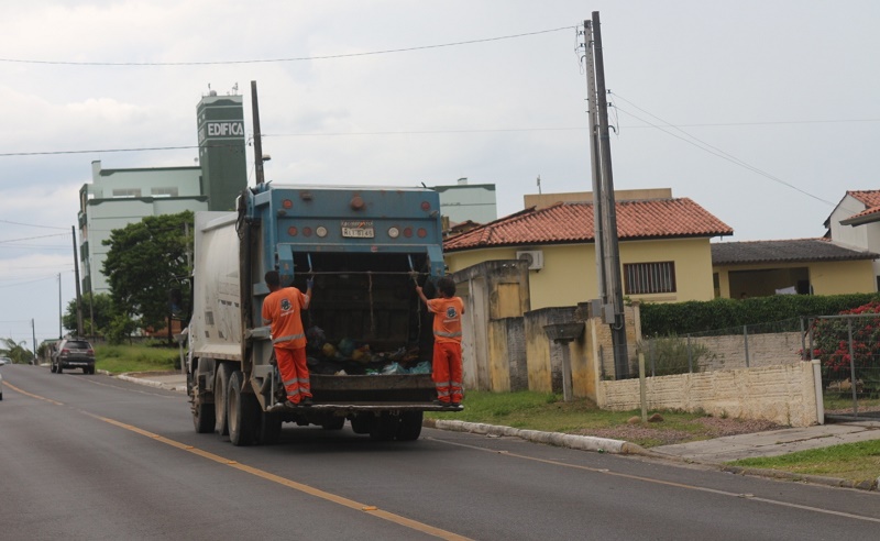 Coleta de lixo em Araranguá: população relata problema, município busca solução e empresa se manifesta através de nota