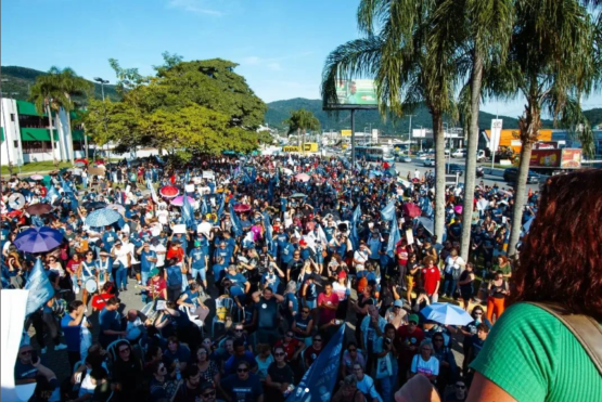 Professores estaduais suspendem greve em Santa Catarina após assembleia do Sinte