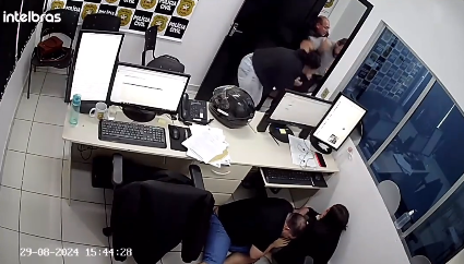 Câmera flagra momento em que homem invade delegacia e tenta esfaquear a companheira em Maracajá (VÍDEO)