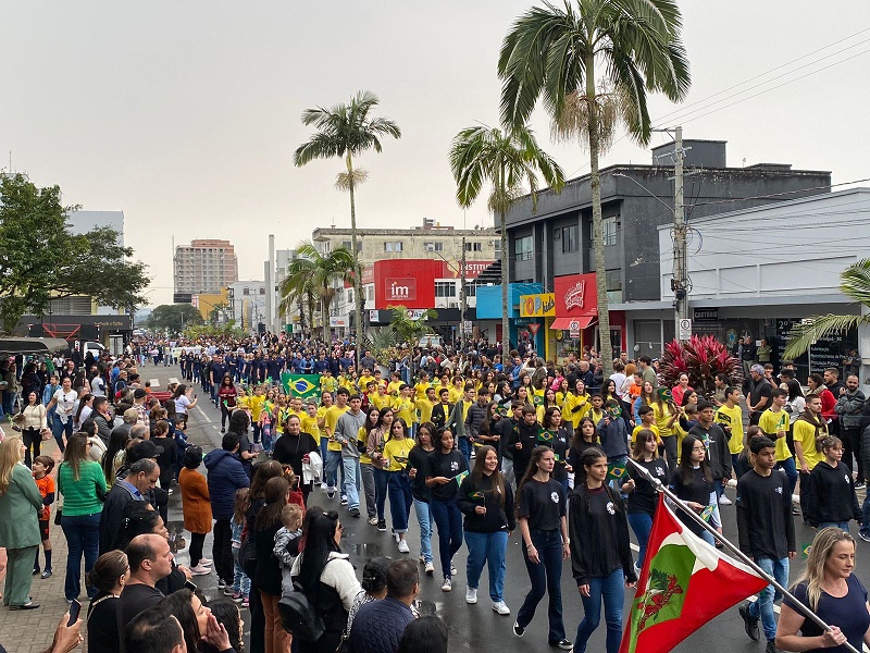 Orgulho verde amarelo: patriotismo toma conta de Araranguá no desfile de 7 de Setembro (FOTOS)