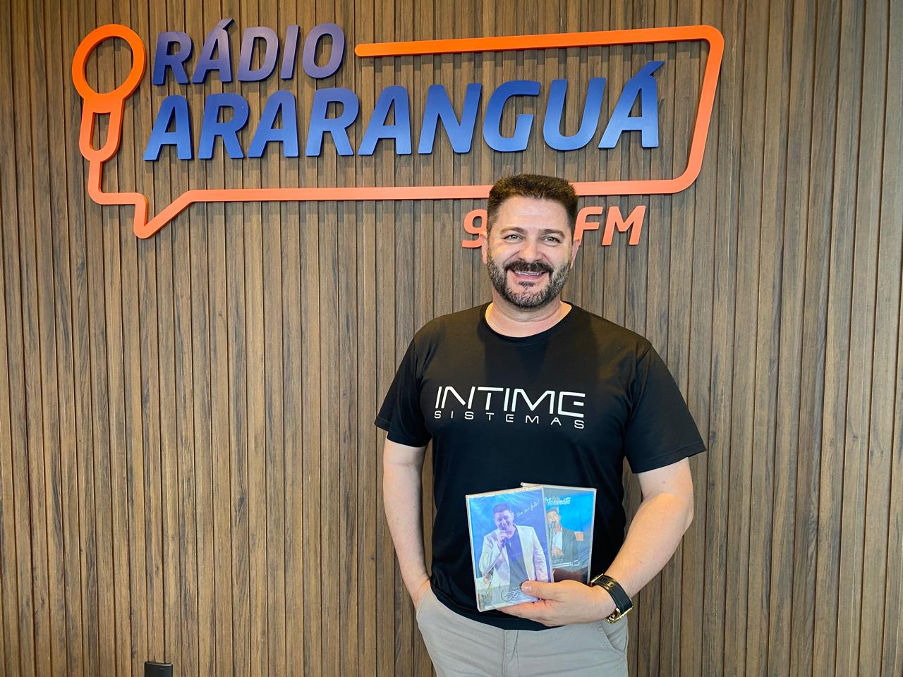 Léo Ferrarezi compartilha sua trajetória como empresário e músico no programa 95.5 Entrevista