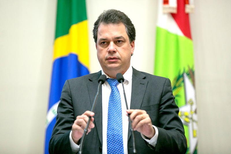 Rodrigo Minotto cobra esclarecimentos do Estado por conta de contrato milionário de serviços de telemedicina