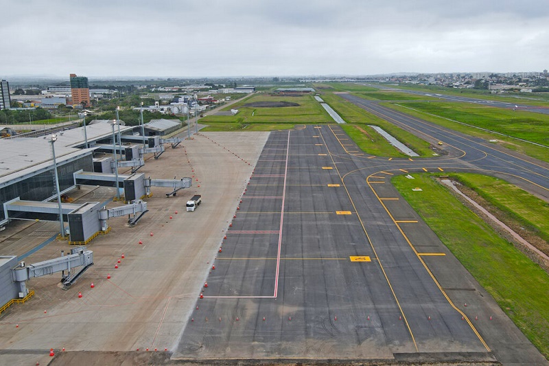 Após enchentes, Aeroporto Salgado Filho reabre nesta segunda no RS