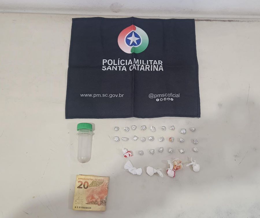 Polícia Militar prende mulher que vendia crack e cocaína no Mato Alto