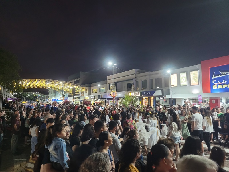 Araranguá inicia Natal Verão com desfiles e Camerata Florianópolis na Praça Hercílio Luz (VÍDEOS)