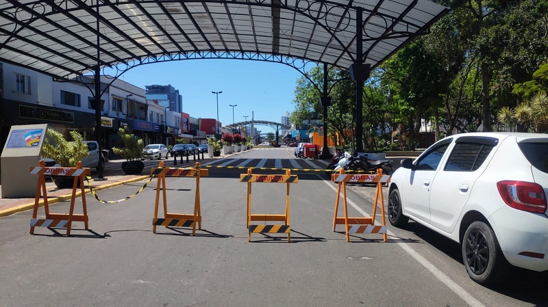 Prefeitura de Araranguá interdita avenidas para montagem da estrutura de Natal