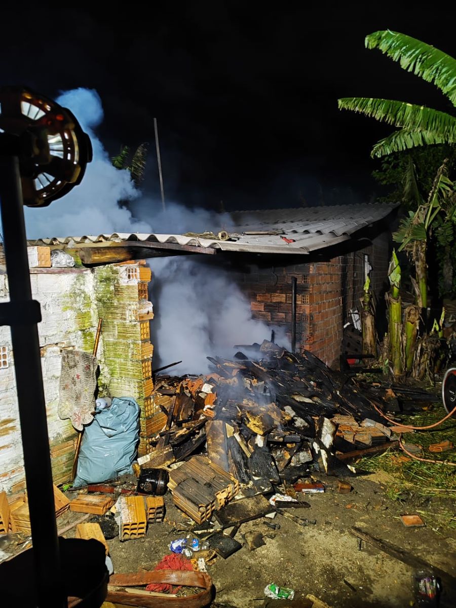 Incêndio destrói forno a lenha em residência da Volta Curta em Araranguá