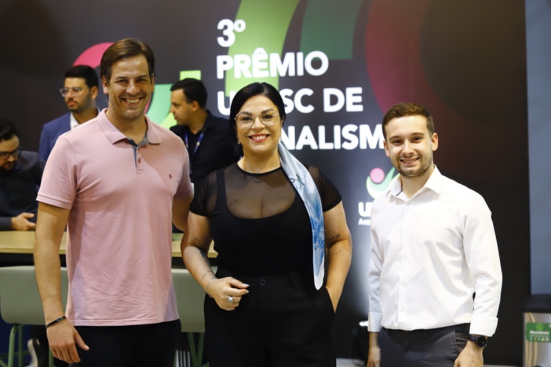 Diego Macan e Juliana Oliveira, da Rádio Araranguá, recebem prêmio Unesc de Jornalismo