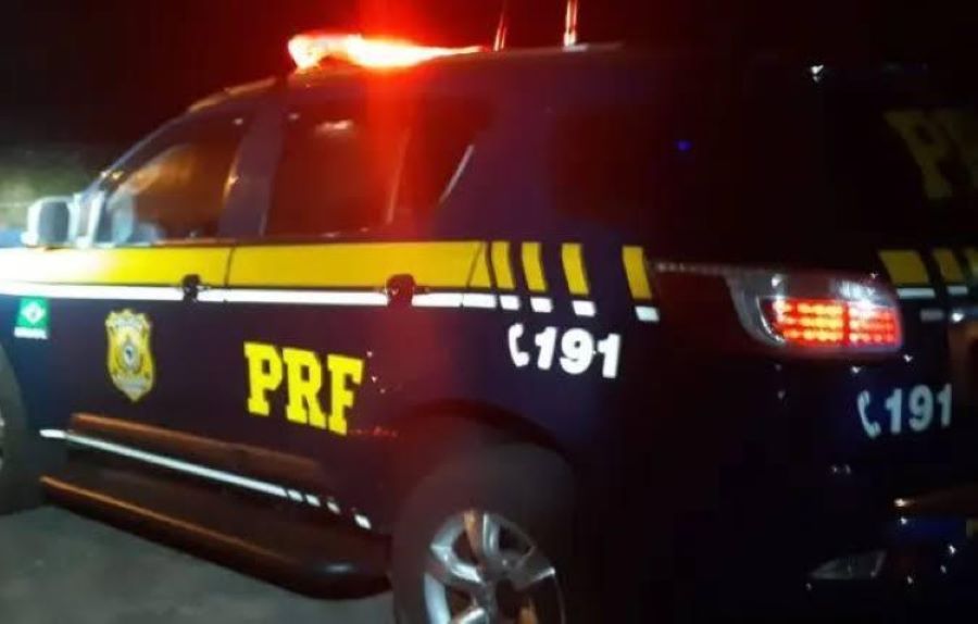 Caminhão tem pneu estourado, atinge guard-rail e colide com ônibus escolar na BR-101, em Araranguá