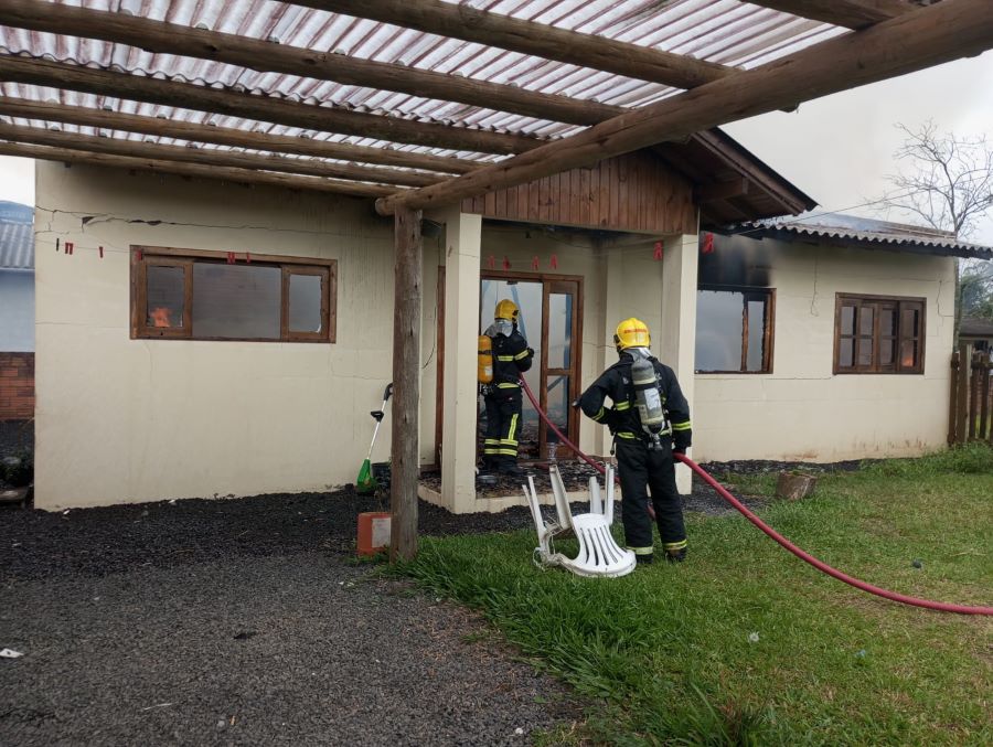 Incêndio consome casa de alvenaria no bairro São Luiz em Turvo