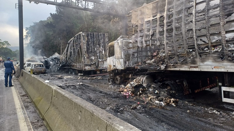 Uma cena assustadora: após carreta explodir, BR fica interditada com vários veículos destruídos pelas chamas