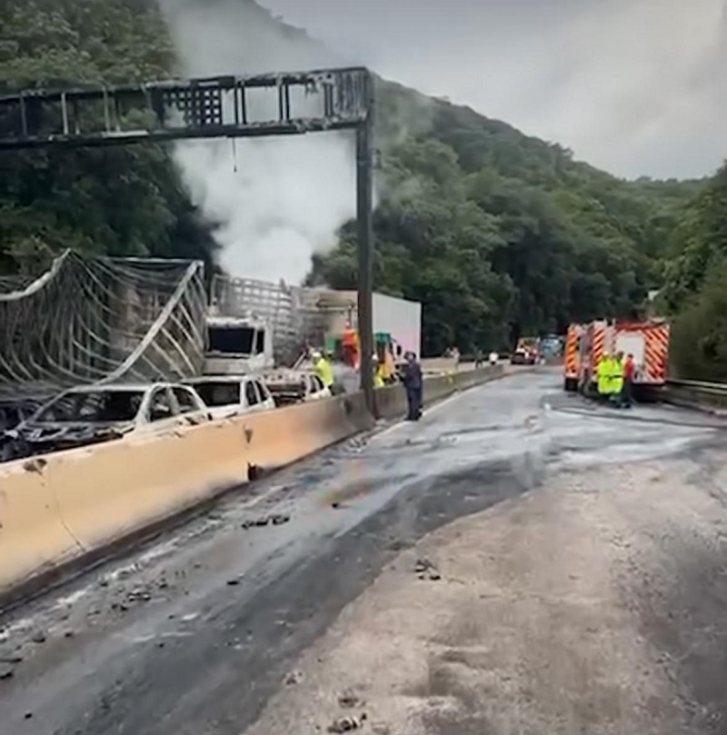 BR-101 segue interditada e desvio dever ser feito por São Bonifácio ou Anitápolis
