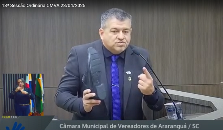 Indignado, vereador tira sapato e protesta na Câmara de Araranguá (VÍDEO)